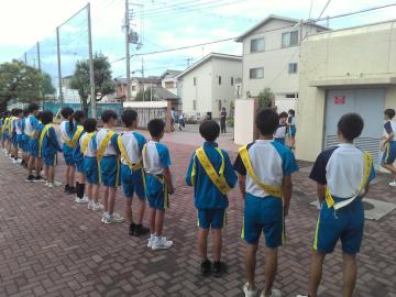 校舎敷地内で、生徒会選挙立候補者が挨拶運動をしている様子