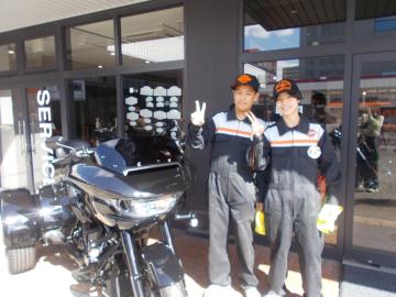 バイクの横で男子2名が記念撮影