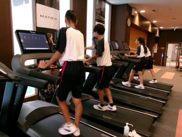 生徒がルームランナーに乗って運動している様子