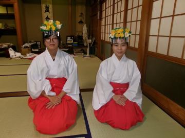 女子2名が巫女の格好で記念撮影