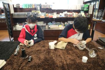 生徒2名が楽器を磨いている様子