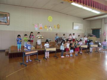 4歳児が「おもちゃのちゃちゃちゃ」の曲で合奏をしている様子