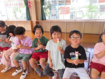 お月見会で団子を食べている様子。