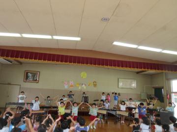 5歳児が「YMCA」の曲で合奏をしている様子