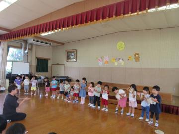 3歳児が楽器遊びをしている様子