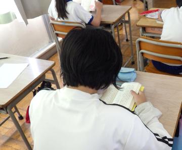朝の学びタイムに読書をしている児童