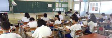 朝の学びタイムに、クラス全員が読書をしている様子