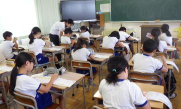 朝の学びタイムで漢字の学習をしている様子