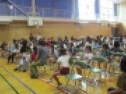 親子で話を聞く様子