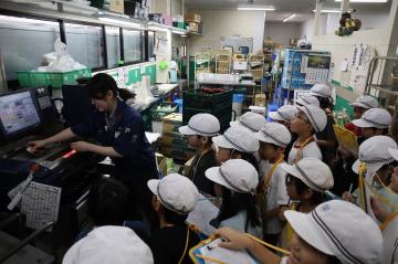 マルアイさんで見学している写真