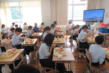 7年生が食育の日献立の給食をいただいている様子