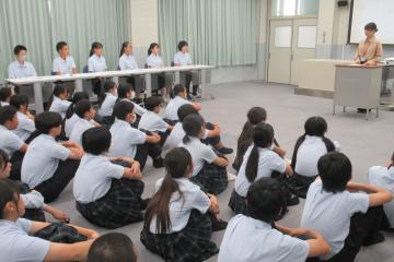 国語科の教師より一人ひとりに講評を行っている様子