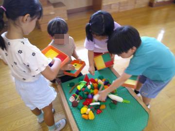 具材を選んで弁当箱に詰めている様子