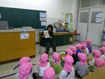 司書の先生から本を紹介してもらっている様子