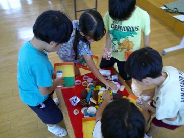 どの具材にしようか選びながらお弁当箱に詰めている様子