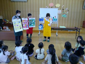 パネルを見て3要素を学んでいる様子