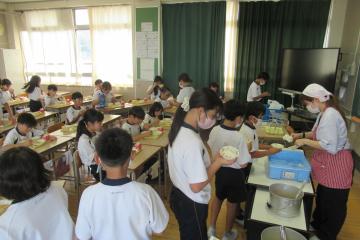 5年生がもち麦ご飯のおかわりに並んでいる様子