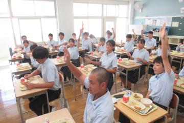 8年生教室でおかわりを希望する人が手を上げている様子