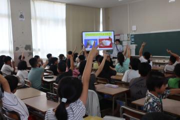 クイズに指の数字で答えている写真