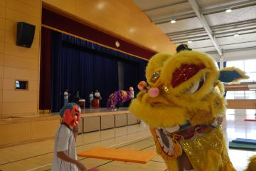 体育館でムーランを練習している写真
