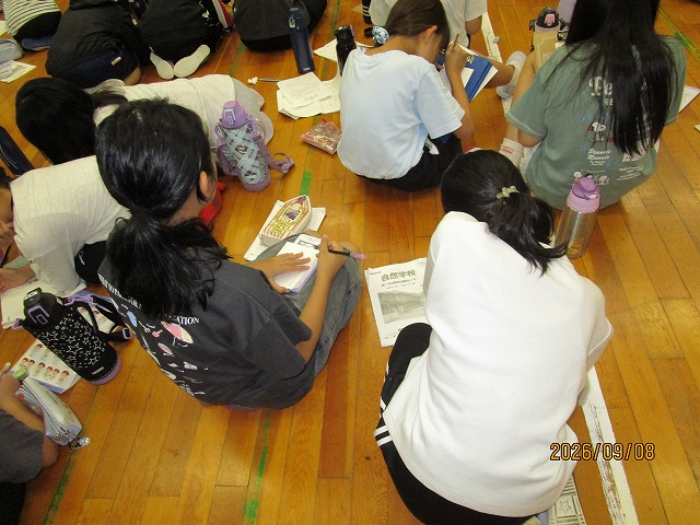 家族への手紙を書いている写真