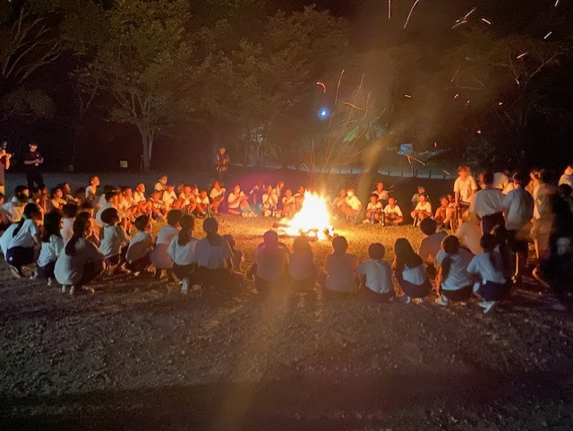 座って火を見つめている写真