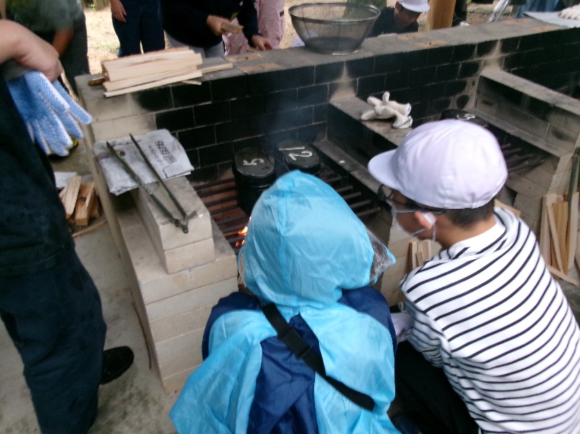 かまどでご飯を炊いている写真