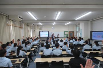 講師の方の質問に手を上げて答える9年生の様子