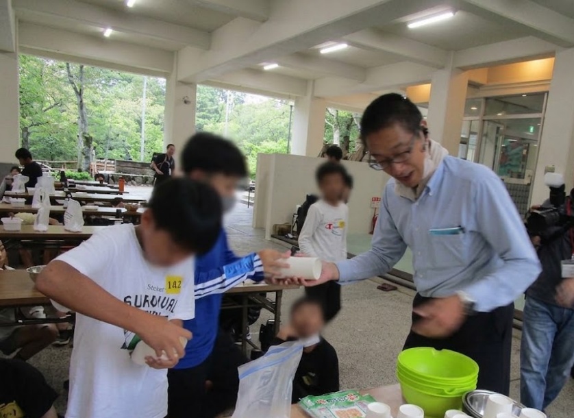 講師の方が入浴剤の作り方を教えている写真