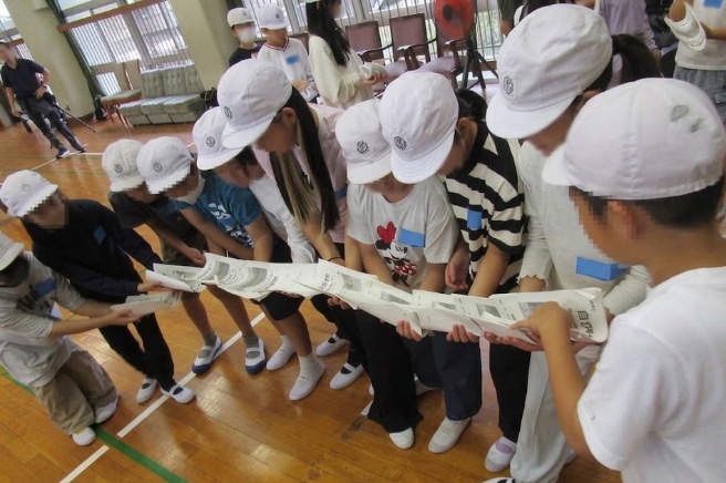 しおりをならべてボールを転がしている写真