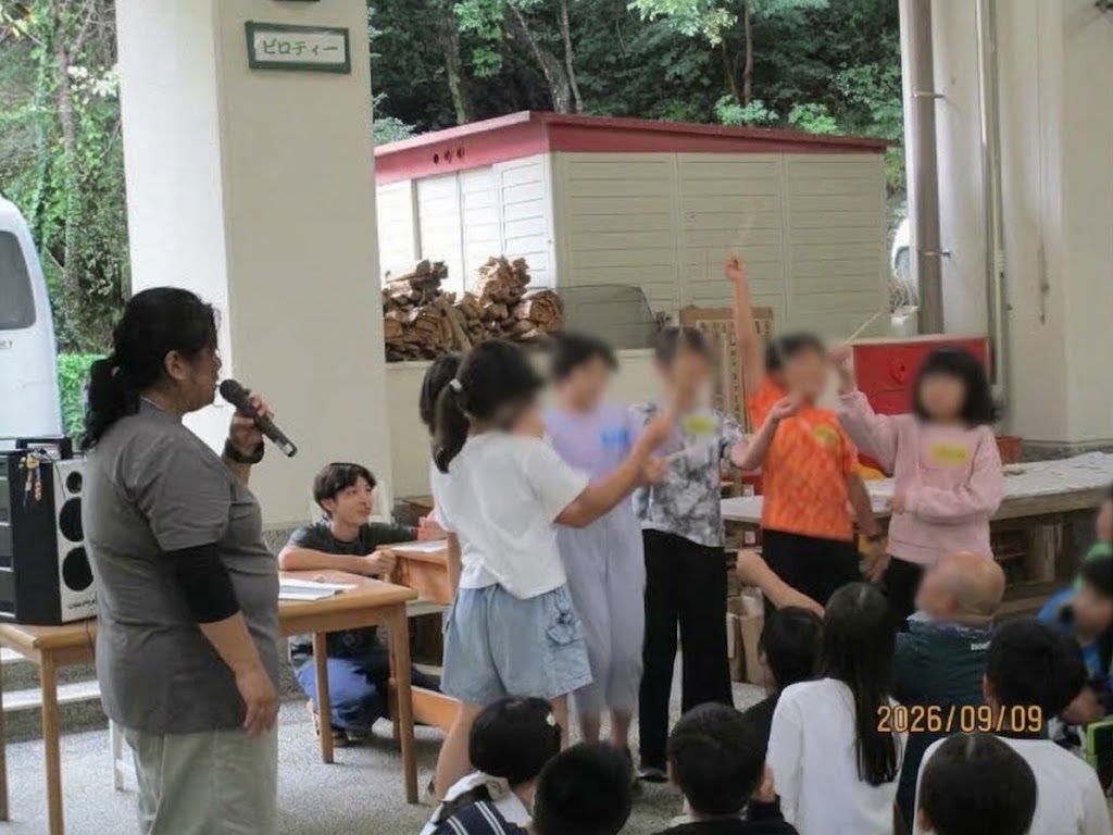 当たりくじを引いて喜んでいる写真