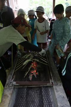 串に刺して塩焼きにしている写真