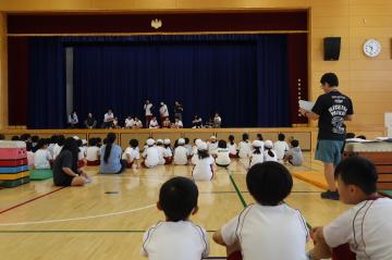 体育館でクイズ大会を行っている写真