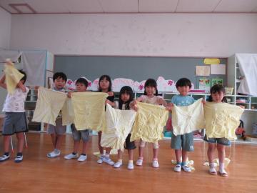 完成したしぼり初めを子供たちが見せている様子
