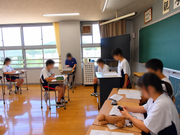 教室で机に向かい資料を読み込む学生の様子