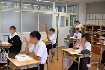 質問に発表している様子です。