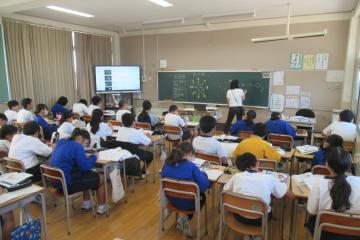 6年生が理科の時間に月と太陽について学習している様子