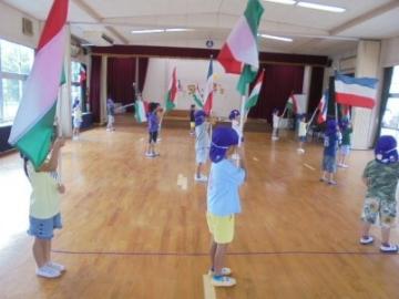 5歳児がカラーガードの練習をしている様子