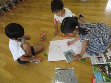 体験活動で発表する生き物の絵をかいている様子。
