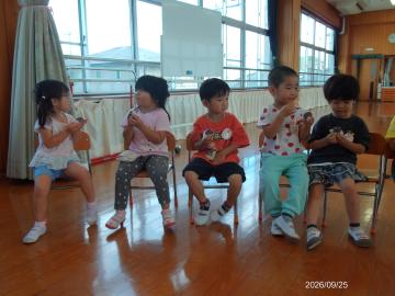 年少児がお月見団子を食べている様子。