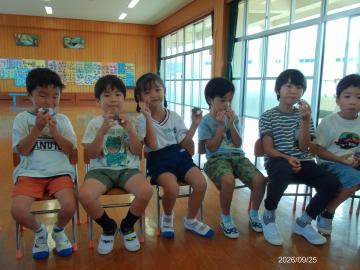 年長児がお月見団子を食べている様子。