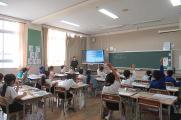 算数の時間に何人かの児童が手を上げている様子