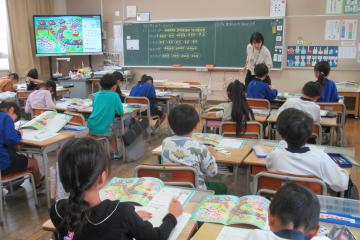 2年生が算数の授業でかけ算について学習している様子