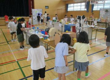 作品展を見学している園児の様子