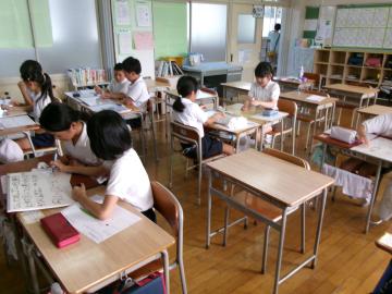 4年生話し合いをしている様子