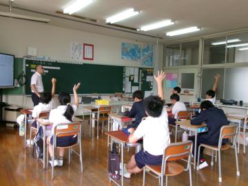 6年生算数の学習をしている様子