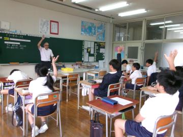 6年生算数の学習で発表している様子