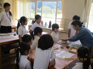 4年生図工をしている様子