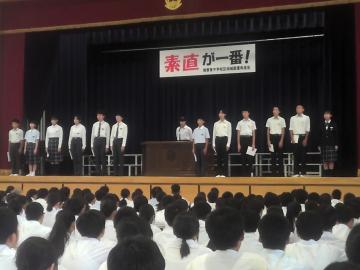 生徒会長が全校生徒に向けて話をしているようす