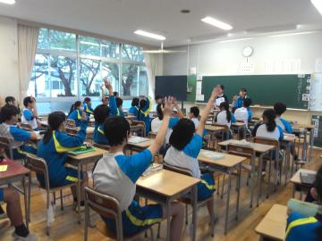 1組の生徒が合唱の反省をしているようす